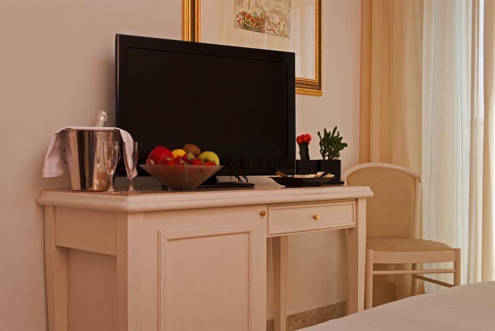 Hotel Ambra - Fronte Mare - Vicinissimi Al Centro Milano Marittima Esterno foto